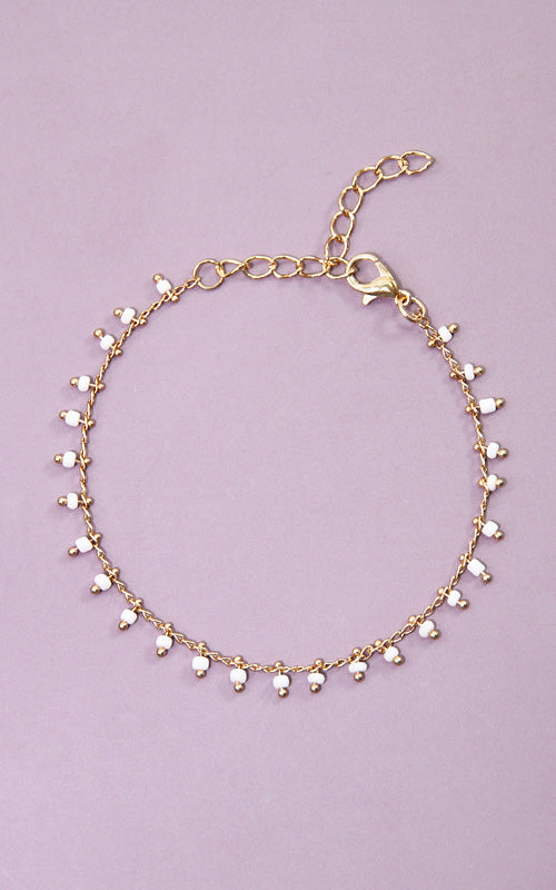 Armband mit weißen Perlen