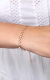 Armband mit weißen Perlen
