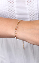 Armband mit weißen Perlen