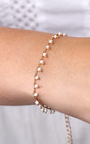 Armband mit weißen Perlen